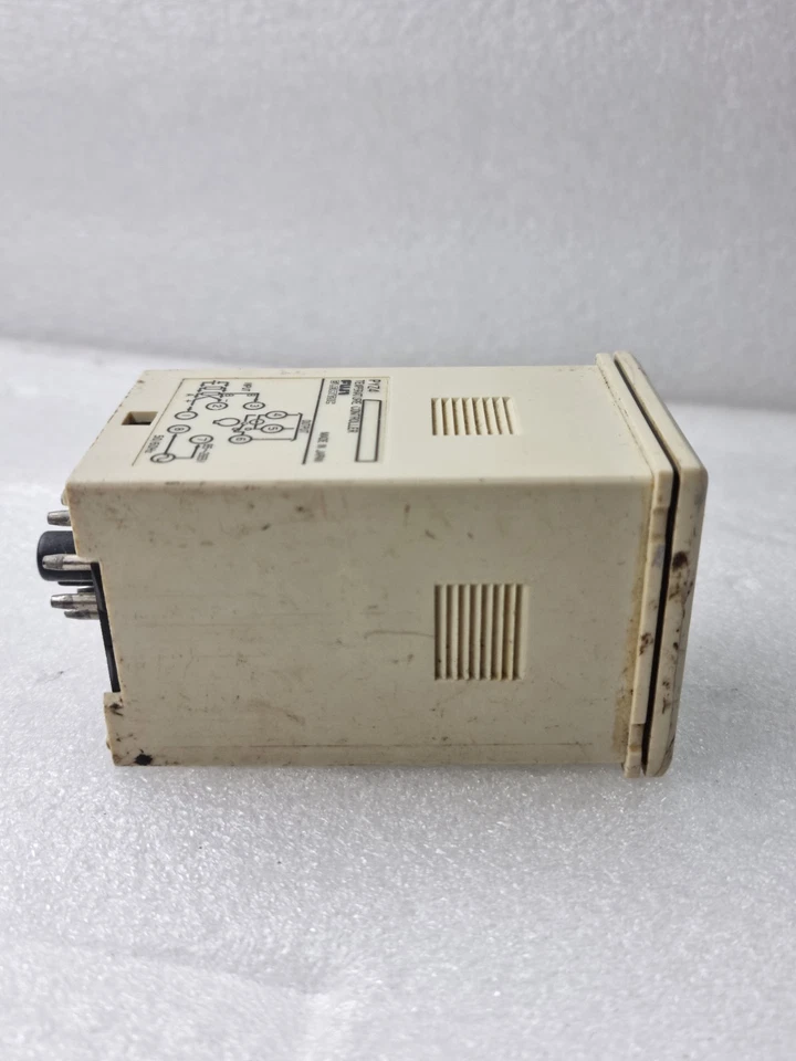 FUJI ELECTRIC PYZ4 PYZ4TAY2-0Y TEMPERATURE CONTROLLER PYZ4TAY20Y